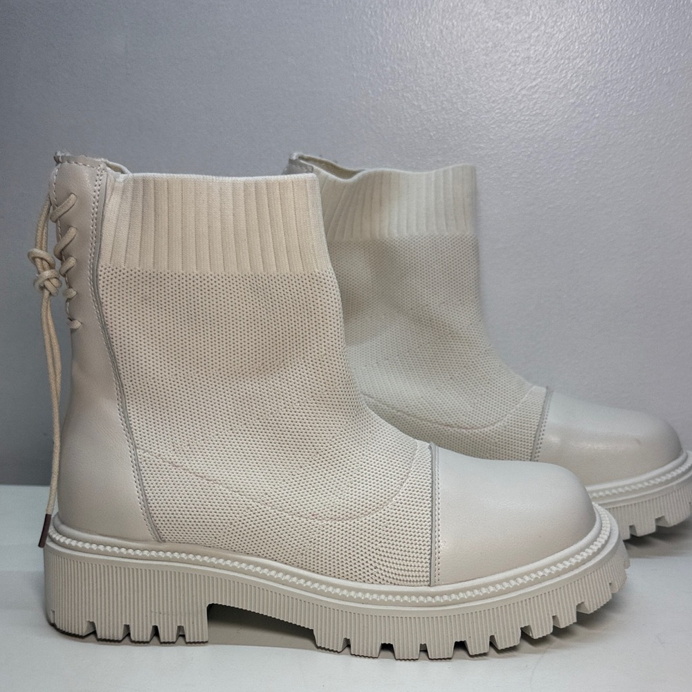 NWOT Cream Lace-Up Chunky Sole Women’s Boots
